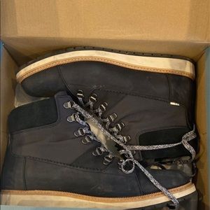 TOMS Mesa waterproof women’s snow boot. SIZE 11